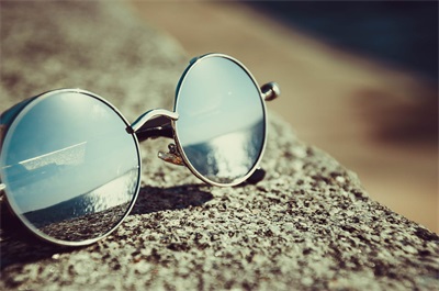 About what are the benefits of wearing glasses for the eyes?